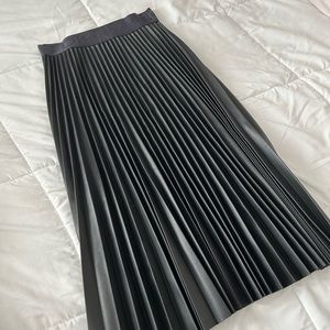 XS leather skirt with waist band super cute